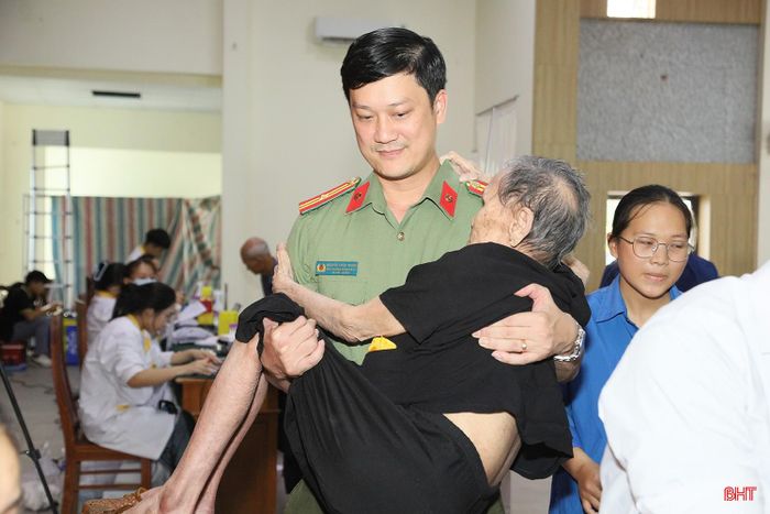 Cán bộ Công an Hà Tĩnh tích cực hỗ trợ thân nhân liệt sĩ trong quá trình thu nhận mẫu ADN đợt 2.