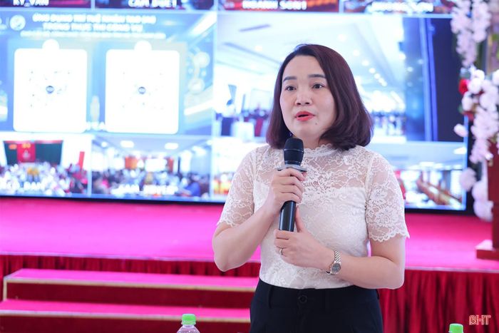 Thạc sĩ Nguyễn Thị Ngọc Ánh - Trường Cao đẳng nghề Bách Khoa Hà Nội truyền đạt các nội dung tại hội nghị.