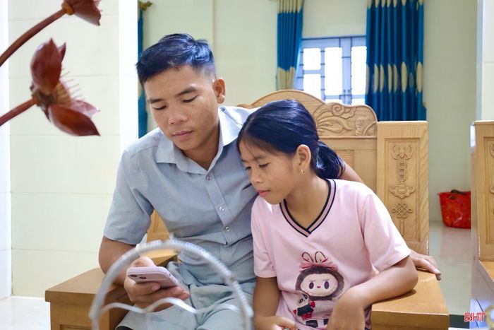 Anh Nguyễn Hữu Thái (xã Cẩm Xuyên) quan tâm hơn đến nội dung âm nhạc con tiếp xúc trên mạng xã hội.