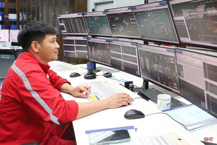 Kỹ sư theo dõi thông số vận hành của Nhà máy Nhiệt điện Vũng Áng 1 tại phòng Điều khiển Trung tâm.