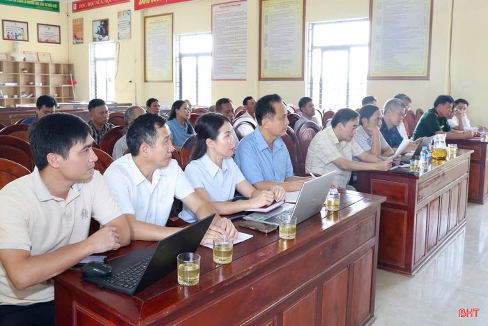  Ban Chỉ đạo thực hiện tập trung, tích tụ ruộng đất xã Lộc Hà tổ chức hội nghị nghe báo cáo, thảo luận và cho ý kiến về tiến độ triển khai công tác tập trung, tích tụ ruộng đất tại thôn Yên Điềm. Ảnh Fanpage Thông tin xã Lộc Hà. 