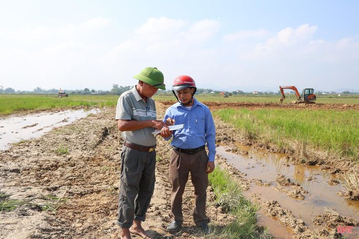 Xã Trường Lưu huy động máy móc đẩy nhanh tiến độ thực hiện chuyển đổi, tập trung ruộng đất.