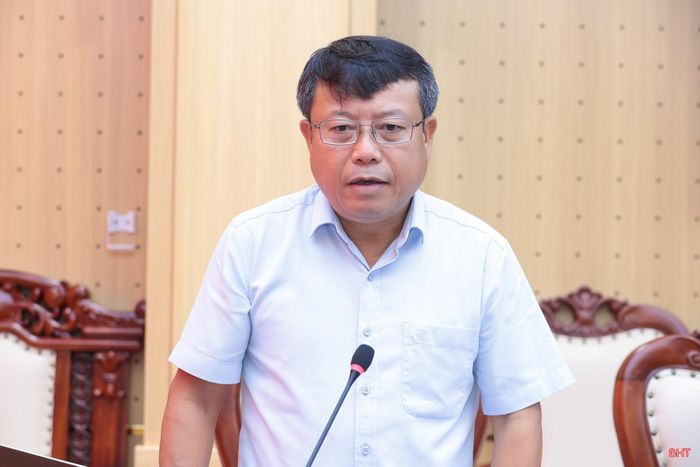 Đồng chí Dương Tất Thắng - Ủy viên BTV Tỉnh ủy, Phó Chủ tịch Thường trực HĐND tỉnh phát biểu ý kiến tại phiên họp.