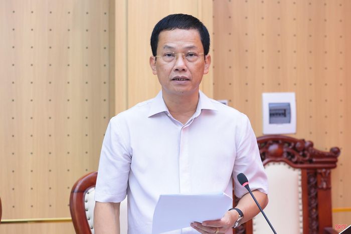 Đồng chí Nguyễn Trọng Hiếu - Ủy viên BTV Tỉnh ủy, Phó Chủ tịch UBND tỉnh báo cáo về phương án xây dựng Nghị quyết phân cấp cho HĐND cấp xã ban hành chế độ chi ngân sách.