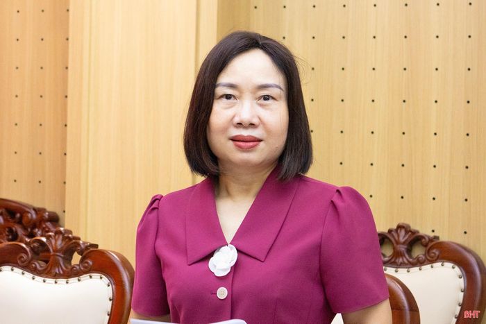 Đồng chí Nguyễn Thị Thúy Nga - Trưởng ban Kinh tế - Ngân sách HĐND tỉnh phát biểu tại phiên họp.