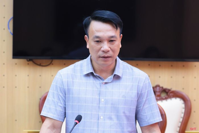 Đồng chí Nguyễn Huy Hùng - Chánh Văn phòng Đoàn ĐBQH và HĐND tỉnh báo cáo kết quả hoạt động của Thường trực HĐND tỉnh, các ban HĐND tỉnh, Văn phòng Đoàn ĐBQH và HĐND tỉnh từ ngày 20/9 đến nay và nhiệm vụ trọng tâm thời gian tới