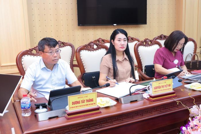 Đồng chí Dương Tất Thắng – Ủy viên BTV Tỉnh ủy, Phó Chủ tịch Thường trực HĐND tỉnh và đồng chí Nguyễn Thị Việt Hà – Phó Chủ tịch HĐND tỉnh dự phiên họp.