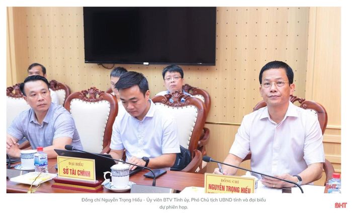 Đồng chí Nguyễn Trọng Hiếu - Ủy viên BTV Tỉnh ủy, Phó Chủ tịch UBND tỉnh và đại biểu dự phiên họp.