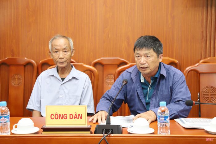 Các công dân Đào Xuân Mai và Đào Xuân Em (người mặc áo xanh, tổ dân phố 2, phường Hà Huy Tập) tại phiên tiếp công dân.