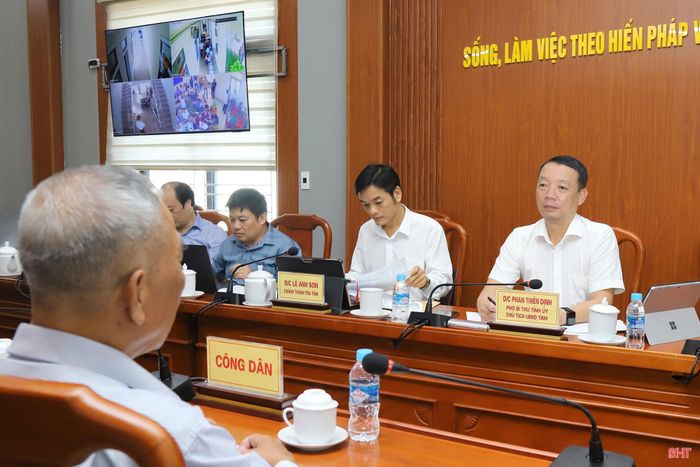 Đồng chí Chủ tịch UBND tỉnh nghe công dân trình bày ý kiến.