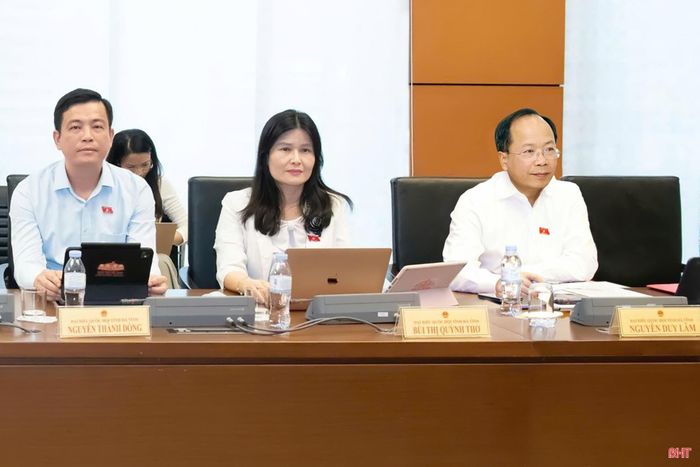 Đồng chí Nguyễn Duy Lâm - Ủy viên Trung ương Đảng, Bí thư Tỉnh ủy, Trưởng đoàn ĐBQH tỉnh Hà Tĩnh cùng các ĐBQH trong tổ dự phiên thảo luận.