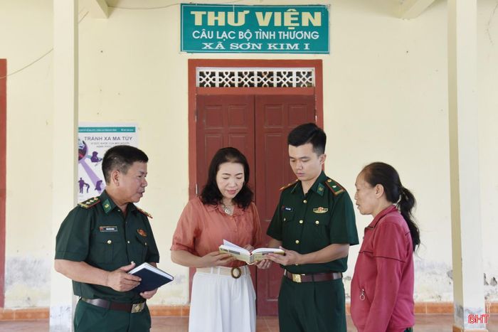 BĐBP Cầu Treo cùng Ban Chủ nhiệm Câu lạc bộ Tình thương xã Sơn Kim 1 trao đổi kế hoạch hỗ trợ, giúp đỡ người nghiện ma túy trên địa bàn tái hòa nhập cộng đồng.