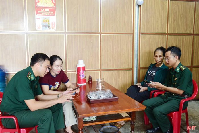 Người dân thôn Ninh Hòa (xã Hương Bình) được BĐBP Hòa Hải đến tận nhà tuyên truyền và hướng dẫn cách tố giác tội phạm ma túy.