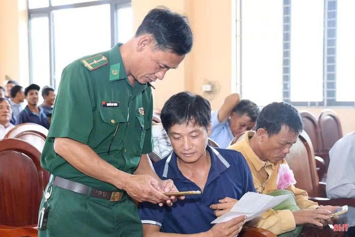 BĐBP Cửa Sót hướng dẫn người dân sử dụng “Hòm thư điện tử tiếp nhận tin báo, tố giác tội phạm” trên điện thoại di động, góp phần tiếp nhận thông tin kịp thời, phục vụ công tác phòng, chống tội phạm và tệ nạn ma túy.