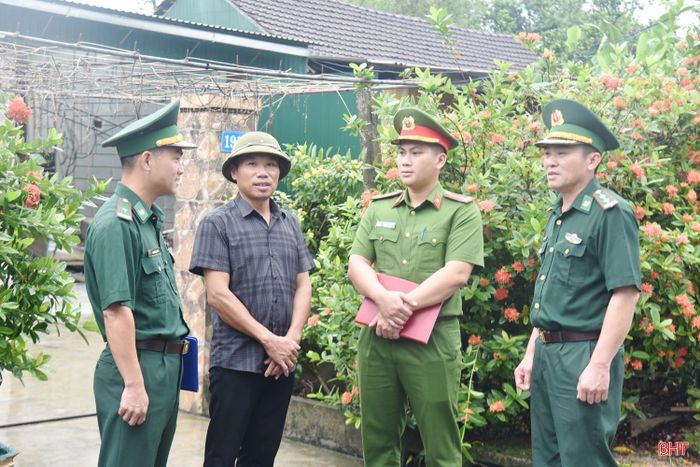 Các lực lượng chức năng xuống thôn Trung Hồng (xã Sơn Hồng) nắm bắt thông tin về tình hình tội phạm và tệ nạn ma túy trên địa bàn biên giới.