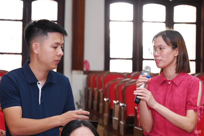 Đại biểu trao đổi, góp ý tại hội thảo.