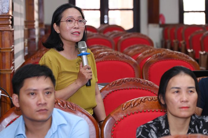 Bà Đặng Thị Ngọc - Trưởng phòng Kinh tế, UBND xã Yên Hòa góp ý tại hội thảo.