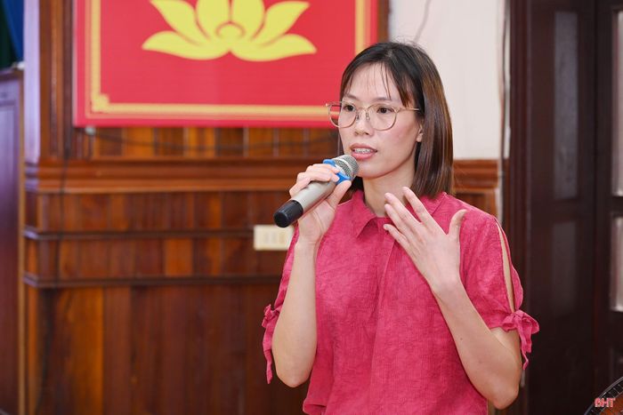 Bà Hoàng Thị Ngọc Lý - đại diện Trung tâm Nghiên cứu công nghệ và Sở hữu trí tuệ CIPTEK giới thiệu về mô hình quản lý NHCN và các quy định liên quan.