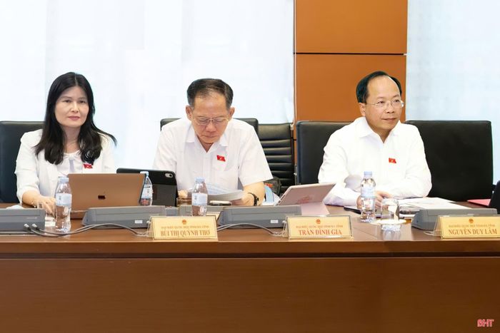 Đồng chí Nguyễn Duy Lâm - Ủy viên Trung ương Đảng, Bí thư Tỉnh ủy, Trưởng đoàn ĐBQH tỉnh Hà Tĩnh cùng các ĐBQH trong tổ dự phiên thảo luận.