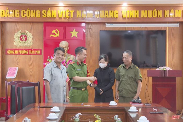 Công an phường Trần Phú đã tổ chức trao trả đầy đủ số vàng cho chị Lê Thị Phương.