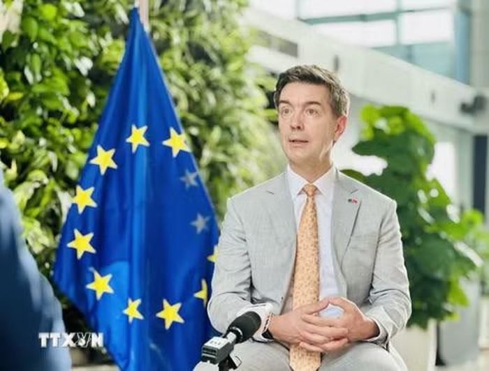 Đại sứ Liên minh Châu Âu (EU) tại Việt Nam Julien Guerrier trả lời phỏng vấn của phóng viên Thông tấn xã Việt Nam (TTXVN) về quan hệ hợp tác Việt Nam-EU. (Ảnh: Việt Đức/TTXVN)