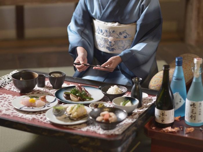 Từ năm 2020, chương trình Ozu Castle Stay, tại thành Ozu (tỉnh Ehime) cho phép du khách lưu trú trong tháp chính của thành cổ, trải nghiệm nghi lễ đón lãnh chúa, nghệ thuật truyền thống và ẩm thực địa phương. (Ảnh: JNTO)