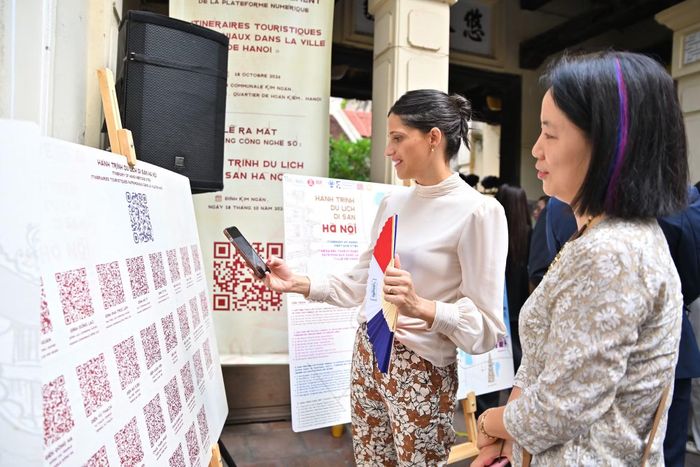Bà Éléonore Caroit "trong vai" du khách, trải nghiệm di tích trên địa bàn Hà Nội. (Ảnh: CTV/Vietnam+)