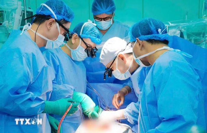 Các bác sỹ thực hiện ghép tim cho người bệnh. (Ảnh: TTXVN phát)