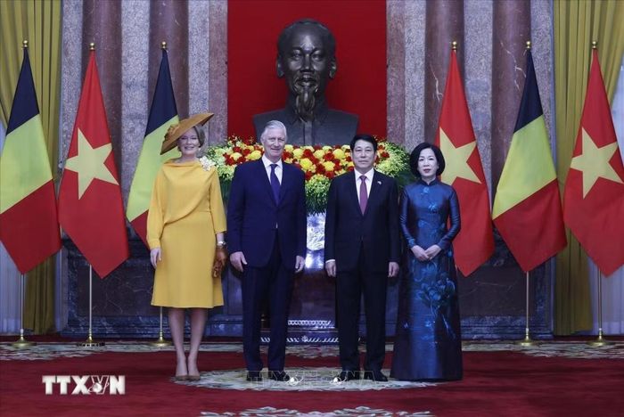 Chủ tịch nước Lương Cường và Phu nhân cùng Nhà Vua Vương quốc Bỉ Philippe và Hoàng hậu Mathilde chụp ảnh chung (Hà Nội, 1/4/2025). (Ảnh: Lâm Khánh/TTXVN)