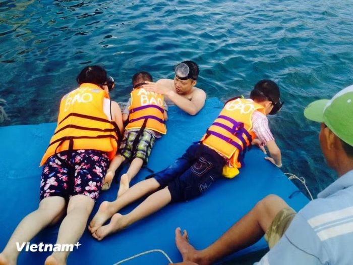 Du khách nhí trải nghiệm ngắm san hô ở Kỳ Co. (Ảnh: Hồng Hạnh/Vietnam+)