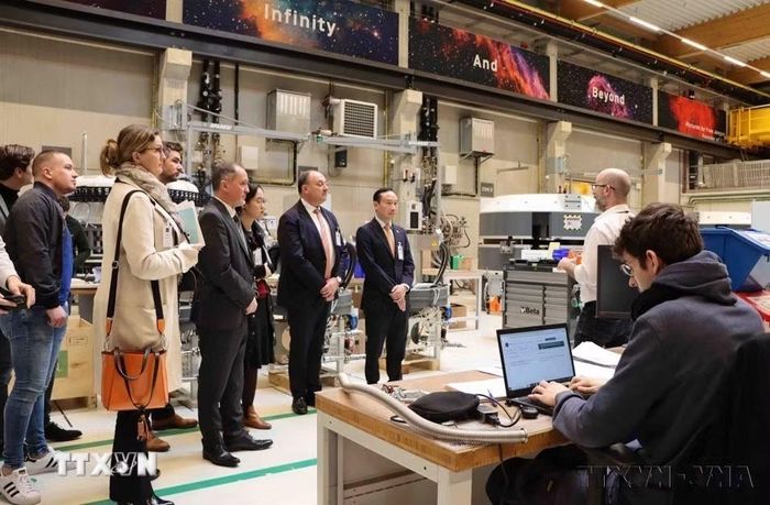 Đại sứ Nguyễn Văn Thảo và Phó Thủ hiến, Bộ trưởng Kinh tế và Ngoại thương Vùng Wallonia, ông Willy Borsus cùng các đại biểu thăm xưởng sản xuất máy móc điều trị ung thư của công ty IBA. Đây là một trong những sự kiện nằm trong chuỗi các hoạt động kỷ niệm 50 năm thiết lập quan hệ ngoại giao Bỉ - Việt Nam (22/3/1973 - 22/3/2023). (Ảnh: Hương Giang/TTXVN)