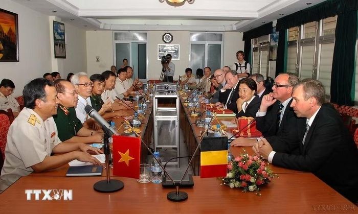 Thiếu tướng, Trần Duy Anh, Giám đốc Bệnh viện Trung ương Quân đội 108 tiếp Bộ trưởng Ngoại giao Bỉ Yves Lerterrmv (Hà Nội,11/8/2009). (Ảnh: Doãn Tấn/TTXVN)