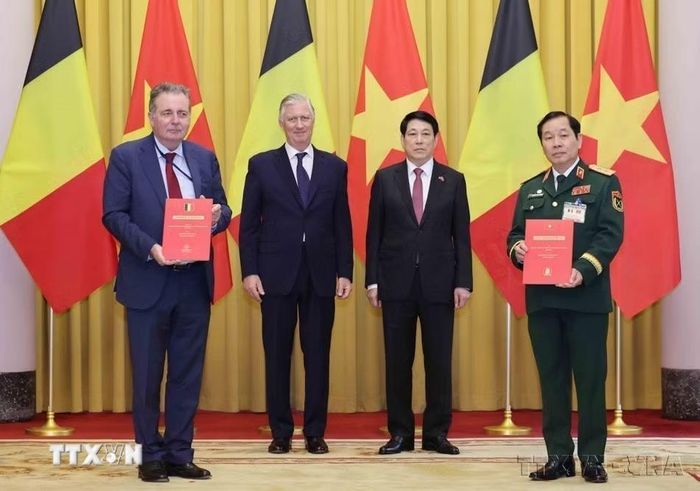 Chủ tịch nước Lương Cường và Nhà Vua Vương quốc Bỉ Philippe chứng kiến Lễ trao các văn kiện hợp tác giữa bộ, ngành, cơ quan của hai nước (Hà Nội, 1/4/2025). (Ảnh: An Đăng/TTXVN)