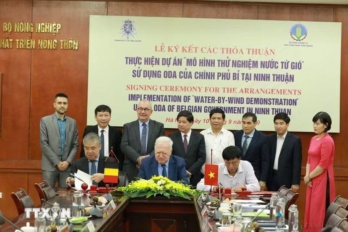 Thứ trưởng Bộ Nông nghiệp và Phát triển nông thôn Lê Quốc Doanh và Ngài Paul Janssen, Đại sứ Vương quốc Bỉ tại Việt Nam chứng kiến lễ ký kết thực hiện dự án "Mô hình thử nghiệm nước từ gió”, sử dụng nguồn vốn ODA của Chính phủ Bỉ tại tỉnh Ninh Thuận. (Ảnh: Vũ Sinh/TTXVN)