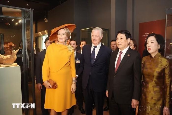Chủ tịch nước Lương Cường và Phu nhân cùng Nhà vua Vương quốc Bỉ Philippe và Hoàng hậu thăm Khu di tích Hoàng thành Thăng Long – Hà Nội (01/04/2025). (Ảnh: Lâm Khánh/TTXVN)