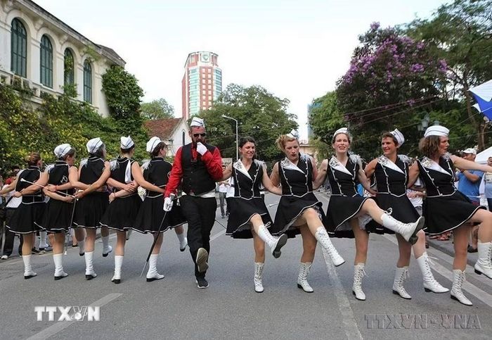Điệu múa gậy Majorettes sôi động của các cô gái đến từ Vương quốc Bỉ tại Chương trình "A Touch of Belgium – Một Thoáng Nước Bỉ", diễn ra trên phố đi bộ Hồ Gươm. (Ảnh: Dương Giang/TTXVN)