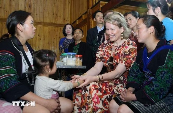Hoàng hậu Vương quốc Bỉ Mathilde, Chủ tịch danh dự của Quỹ Nhi đồng Liên hợp quốc (UNICEF) Bỉ tham dự buổi hướng dẫn nấu các bữa ăn dinh dưỡng cho trẻ nhỏ sử dụng nguyên liệu sẵn có tại địa phương tại thôn Lao Hàng Chải, xã Hoàng Liên, thị xã Sa Pa (Lào Cai, 11/05/2023). (Ảnh: Quốc Khánh/TTXVN)