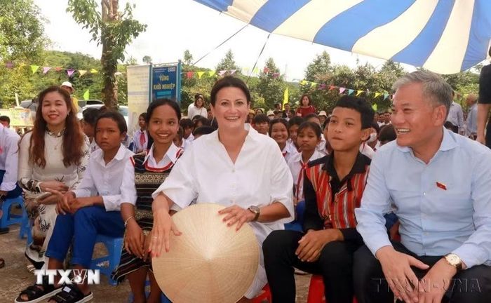 Chủ tịch Thượng viện Vương quốc Bỉ Stephanie D’Hose tham gia hoạt động truyền thông về bạo lực giới đối với trẻ em gái và phụ nữ trẻ tại Trường Trung học cơ sở Húc, trong chuyến thăm và làm việc tại Quảng Trị (23/8/2023). (Ảnh: Nguyên Linh/TTXVN)