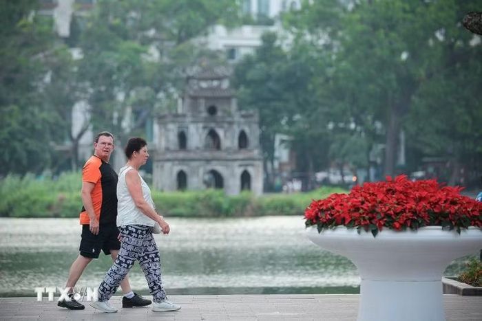 Du khách dạo quanh khu vực hồ Hoàn Kiếm. (Ảnh: Phạm Tuấn Anh/TTXVN)