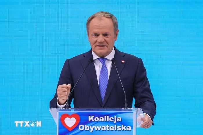 Thủ tướng Ba Lan Donald Tusk phát biểu tại một diễn đàn ở thủ đô Warsaw, ngày 25/10/2025. (Ảnh: PAP/TTXVN)