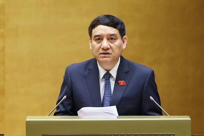 Chủ nhiệm Ủy ban Văn hóa và Xã hội Nguyễn Đắc Vinh trình bày Báo cáo thẩm tra sáng ngày 21/10. (Ảnh: Quốc Hội)