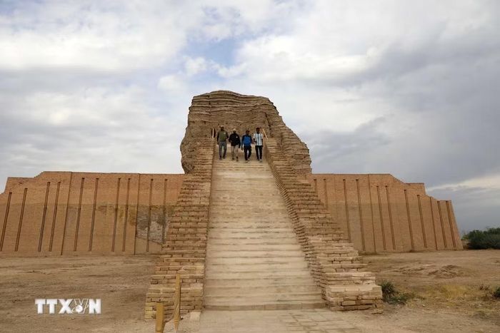 Du khách tham quan di tích cổ Dur Kurigalzu ở ngoại ô Baghdad, Iraq. (Ảnh: THX/TTXVN phát)