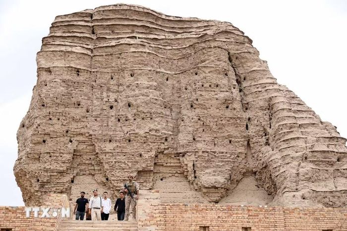 Tại Di tích cổ Dur-Kurigalzu, nổi bật trong quần thể di tích là đền tháp ziggurat đồ sộ được xây bằng gạch bùn, cùng những dấu tích còn lại của các đền thờ và cung điện. (Ảnh: THX/TTXVN phát)