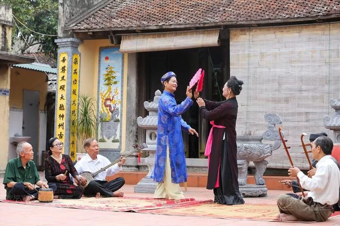 Người dân làng Khuốc tập luyện hát chèo. (Ảnh: TTXVN)