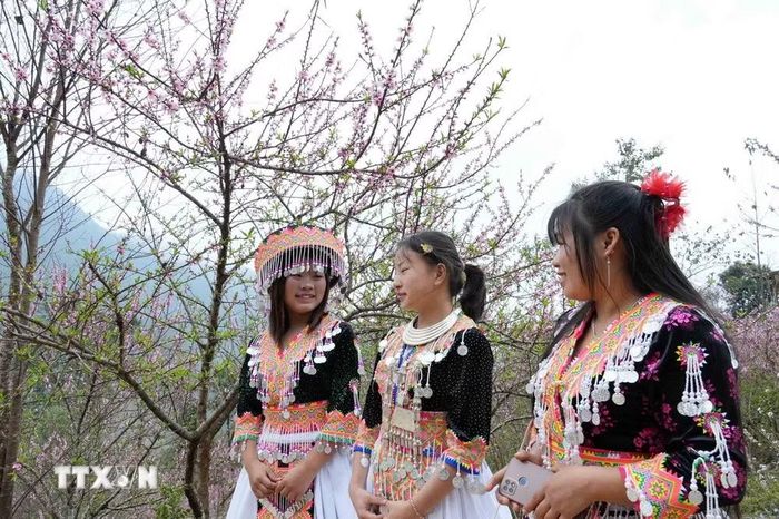 Thiếu nữ Mông với trang phục truyền thống nổi bật vui chơi tại bản du lịch Sin Suối Hồ (Lai Châu). (Ảnh: Nguyễn Oanh/TTXVN)