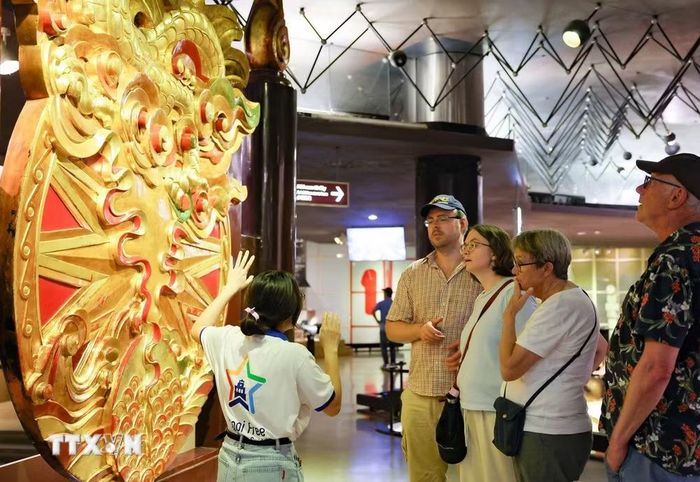 Du khách quốc tế tham quan Bảo tàng Hồ Chí Minh. (Ảnh: Thanh Tùng/TTXVN)