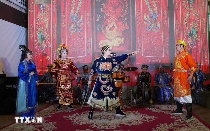 Các bộ môn nghệ thuật truyền thống được định hướng biểu diễn tại nhà hát, thiết chế văn hóa, không gian công cộng, đình làng và di tích lịch sử-văn hóa. (Ảnh: Hữu Duyên/TTXVN)