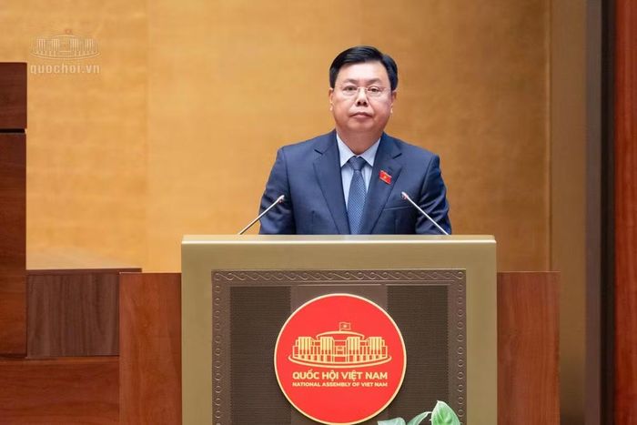 Bộ trưởng Bộ Nội vụ Nguyễn Tiến Hải trình bày Tờ trình tóm tắt về dự án Luật sửa đổi, bổ sung một số điều của Luật Bảo hiểm xã hội. (Ảnh: Quốc hội)
