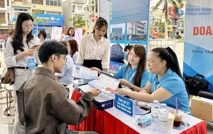 Cán bộ BHXH tỉnh tuyên truyền, tư vấn chính sách BHXH, BHYT cho người lao động trên địa bàn xã Quảng Hà, Quảng Ninh. (Ảnh: BHXHQN)