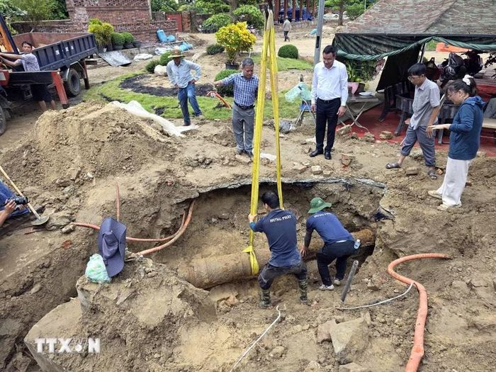 Hiện trường Súng thần công được phát lộ. (Ảnh: Trần Lê Lâm/TTXVN)